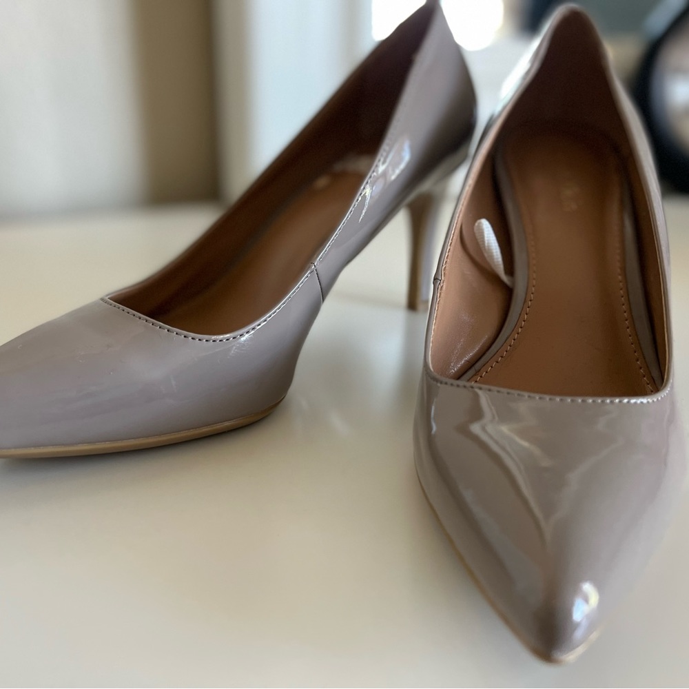 Beige Calvin Klein pumps size 6